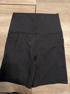 Offline by Aerie women’s black medium 7” biker shorts